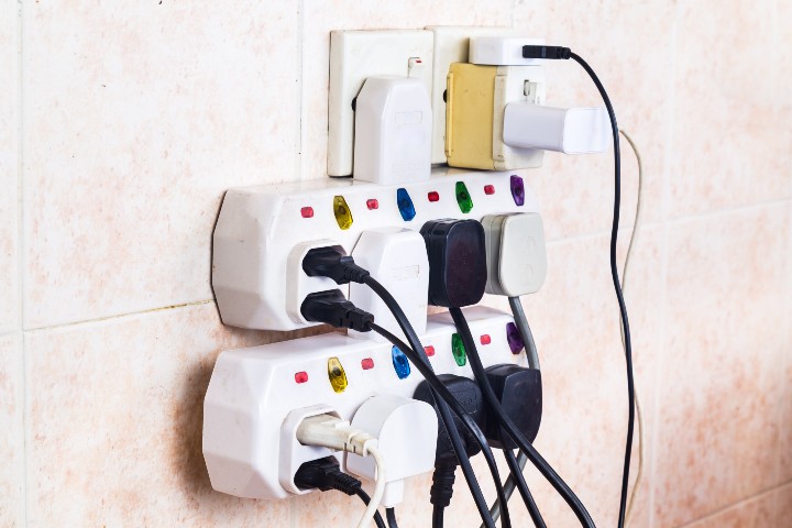 plug-230v-appliance-into-220v-outlet_plugs-on-adapte