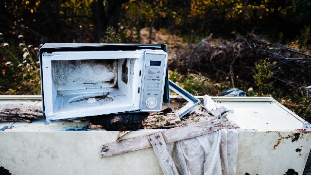 microwave-with-rust
