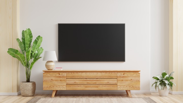 best-tvs-under-900_tv-wall-mounted