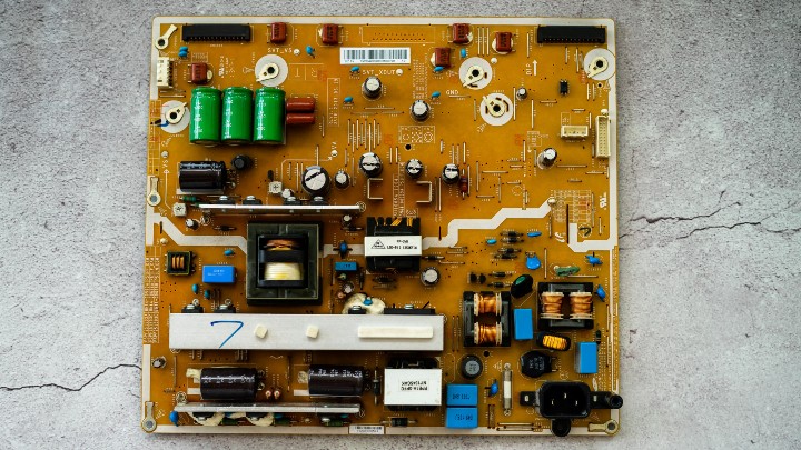 is-a-tv-a-computer_tv-motherboard