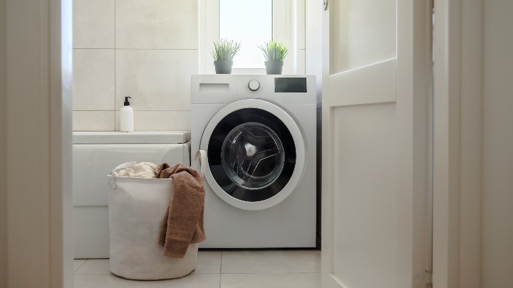 washing-machine-and-sink-one-drain_washing-machine-in-bathroom