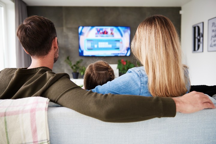 best-tvs-under-700_family-watches-tv
